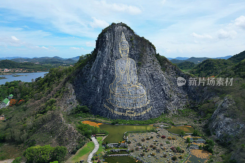 佛山Khao Chi Chan，位于泰国全武里的沙都希区，它是为了纪念普密蓬国王陛下的金禧而建造的。芭堤雅附近的宗教景点